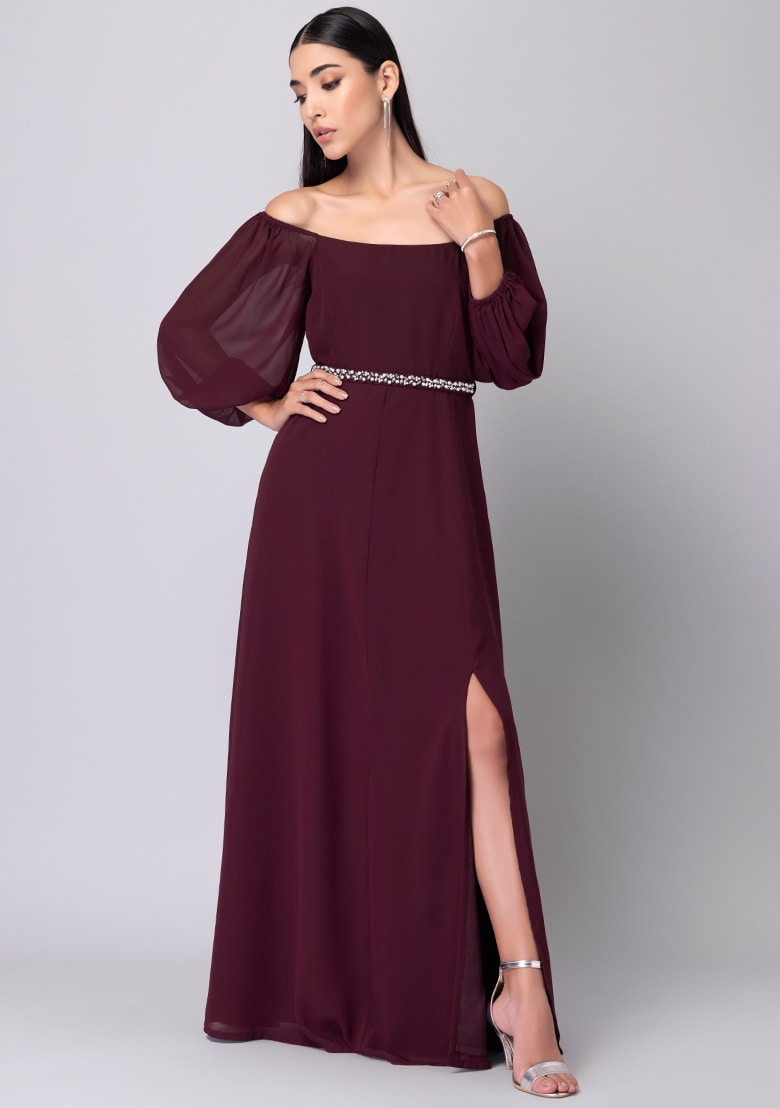Robe à manches bouffantes avec ceinture ornée